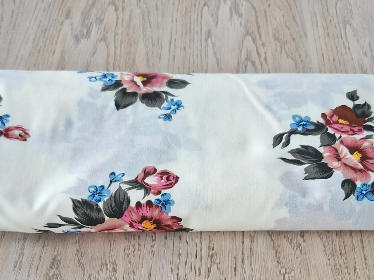 Billede 2 - Blomstret stof 5,11 M