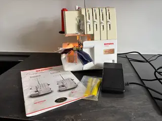 Bernina. 700 D overlocker.