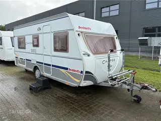 2006 - Dethleffs Camper 470 V   Rundsiddegruppe, køleskab med frostbox, stabilisator, serviceklap, cykelstativ, blæservarme, el-gulvvarme, enkeltsenge