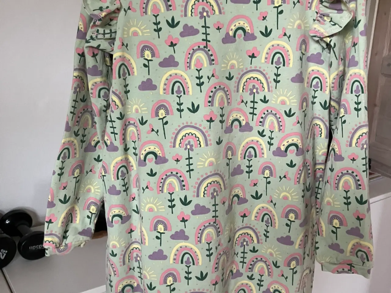 Billede 1 - Lysegrøn kjole med 🌈🌈 og blonde på ærmet, 5 år