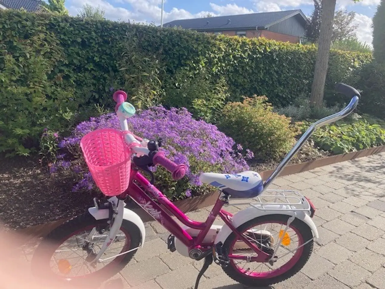 Billede 1 - Pigecykel 16" mont. med støttestang.