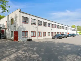 Produktion/lagerlokale til leje med gode faciliteter til rådighed.
