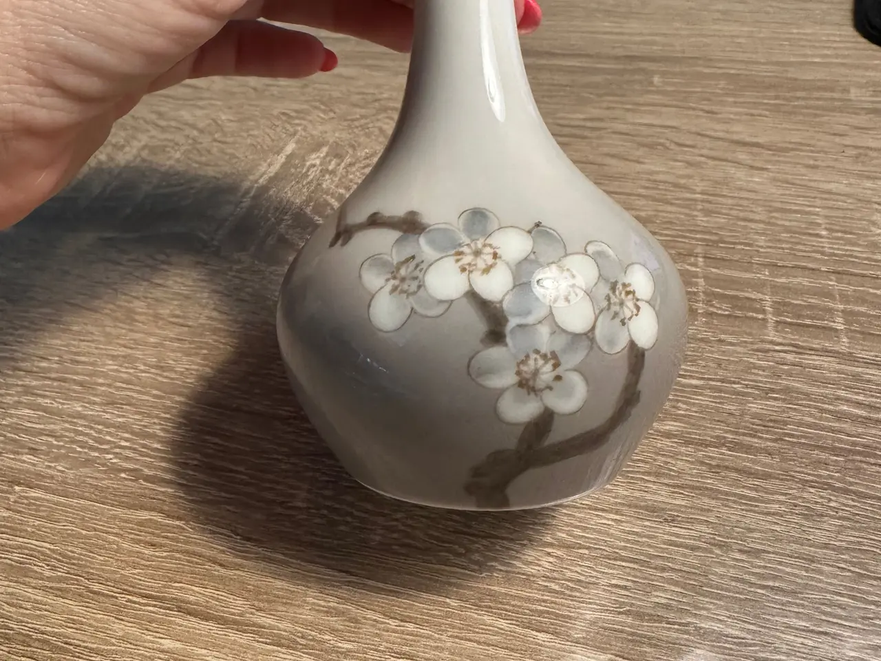 Billede 3 - Royal Copenhagen lille vase med blomster