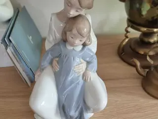 Mor med barn i porcelæn