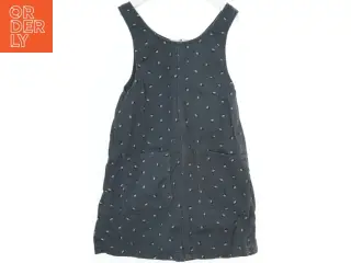 Mørkeblå kjole med blomsterprint fra H&M (str. 134)