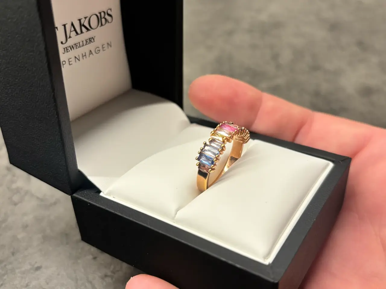 Billede 4 - Sif Jakobs ring i guld med multifarvet sten