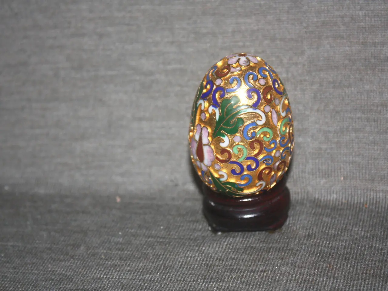 Billede 2 - Cloisonne Emalje æg på træfod  Højde med fod 