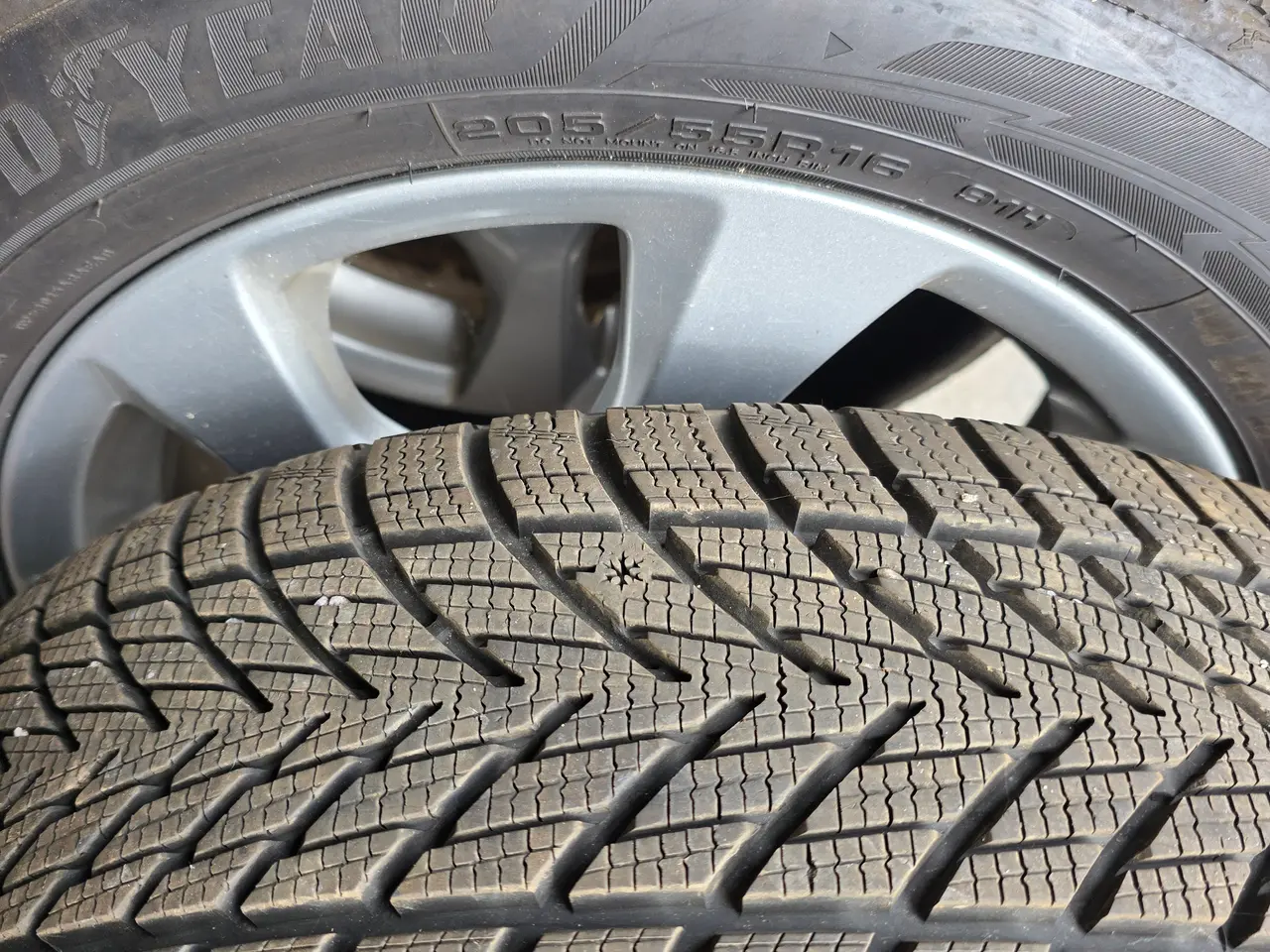 Billede 2 - Vinterdæk på alufælge.Goodyear dæk på CMS alufælge