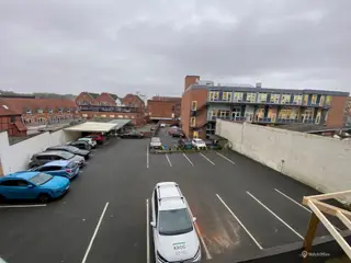 Overdækkede parkeringspladser i Svendborg midtby – med adgang via Hulgade og mulig fremtidige ladestandere til elbiler!