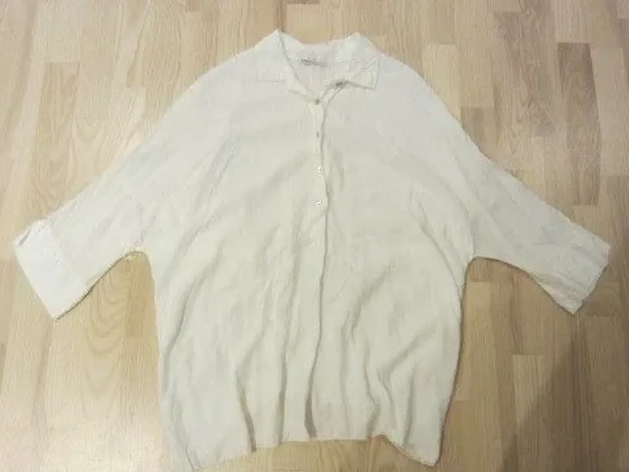 Billede 1 - Str. M/L, lang slasket skjortebluse