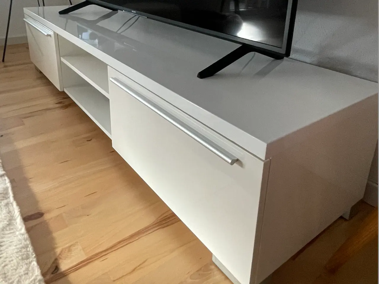 Billede 4 - Højglans TV-bord sælges