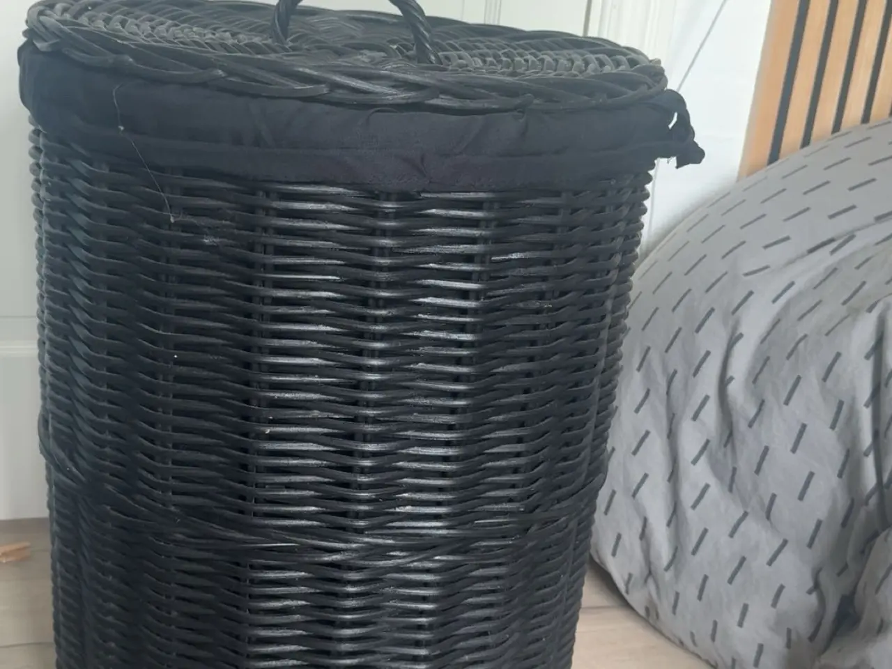 Billede 2 - Sort vaksetøjskurv i flet