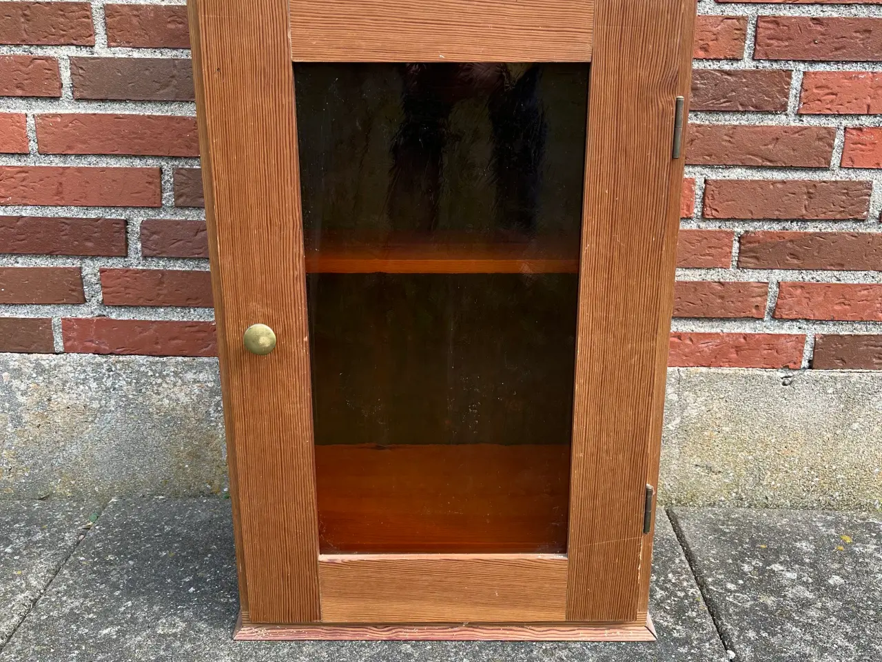Billede 1 - Lille vitrine skab i træ med røgfarvet glas