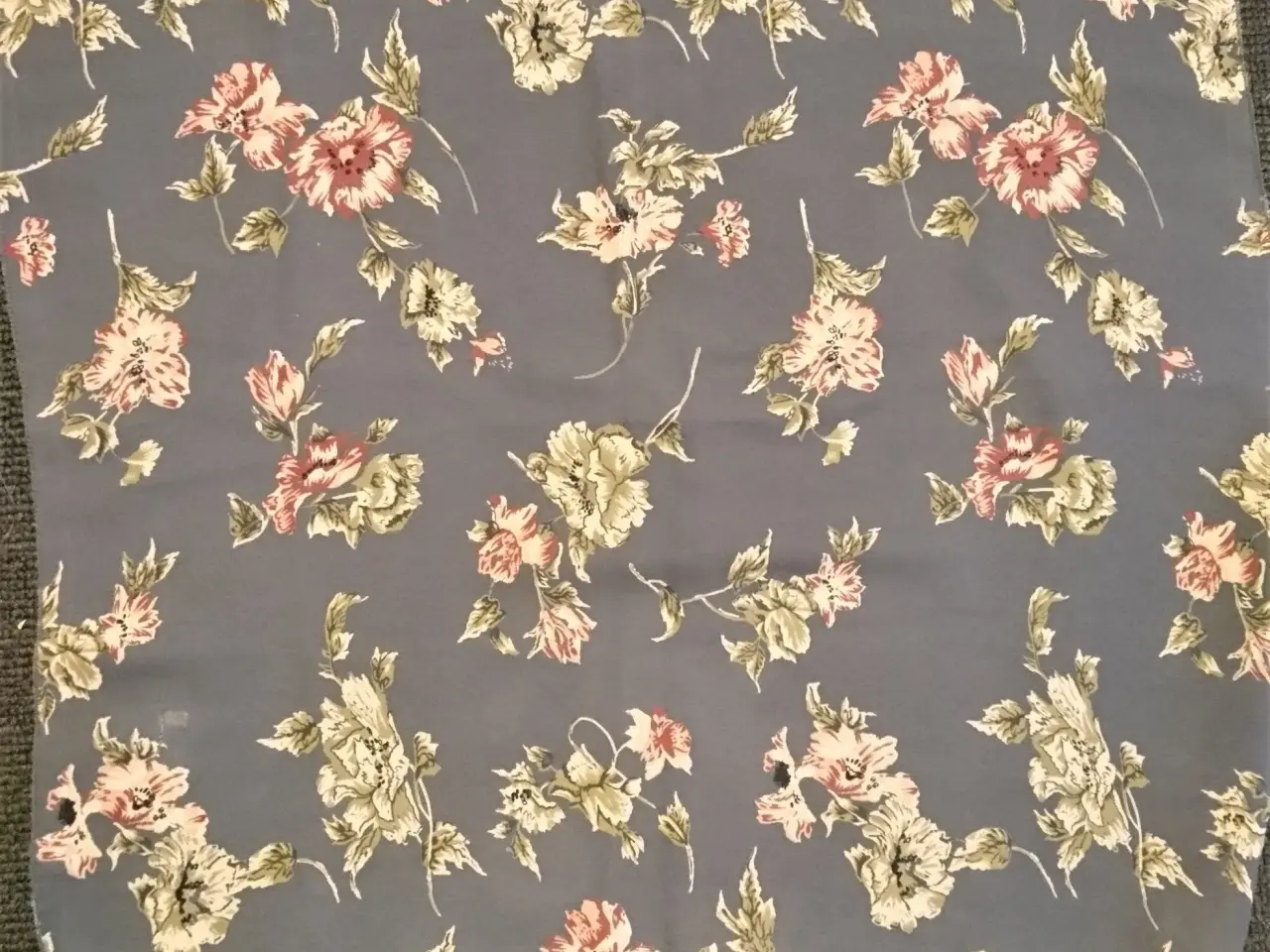 Billede 1 - Tørklæde - Grå med lyserøde blomster, CHA-CHA