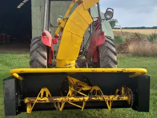 Traktor med sneslynge