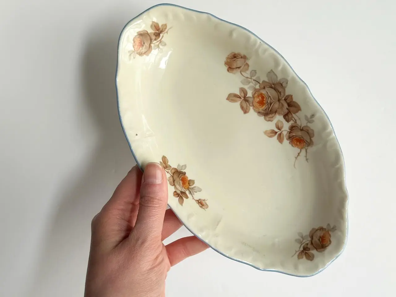 Billede 1 - Lille fad, creme m orange blomster og blå kant