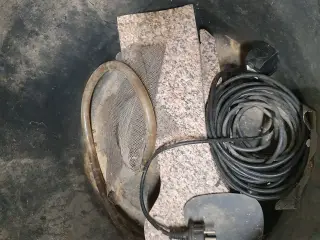 Fuglebad og motor med pumpe