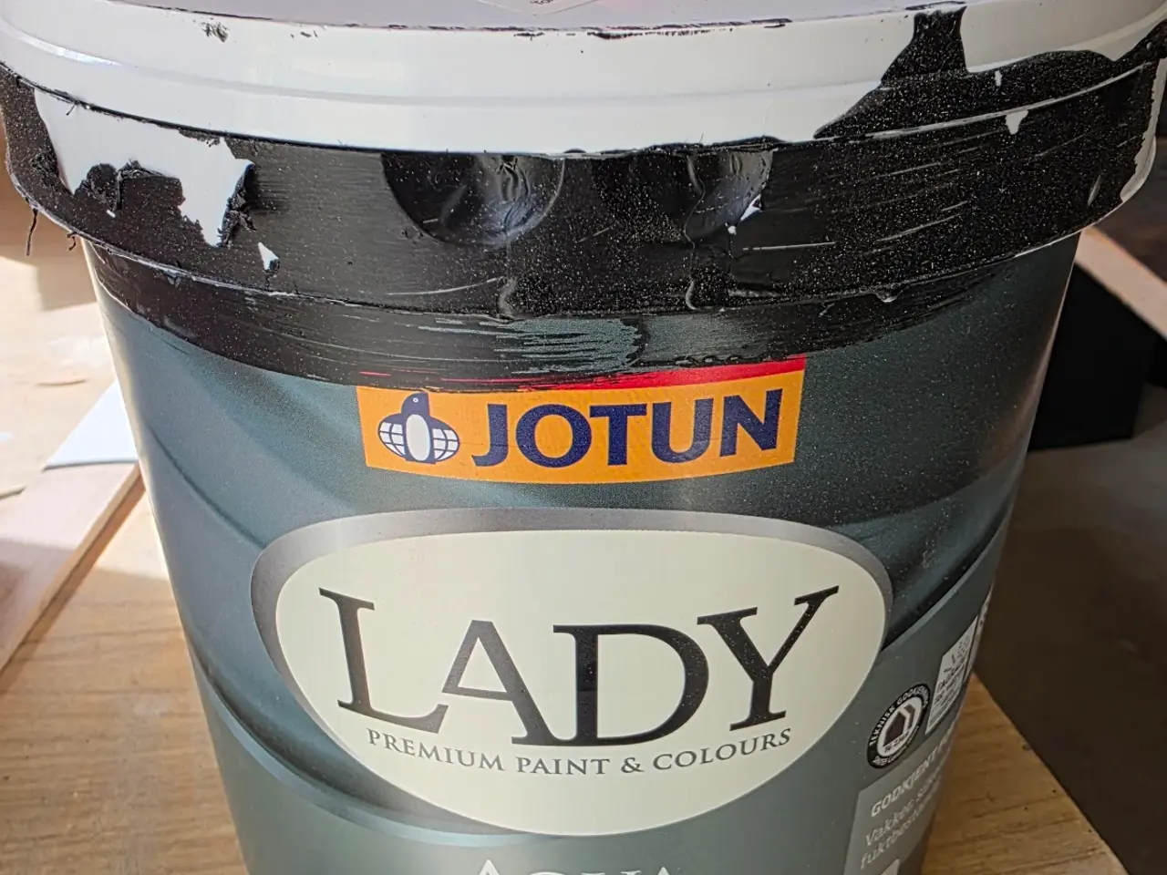 Billede 1 - 1,8 liter Jotun sort vådrumsmaling 