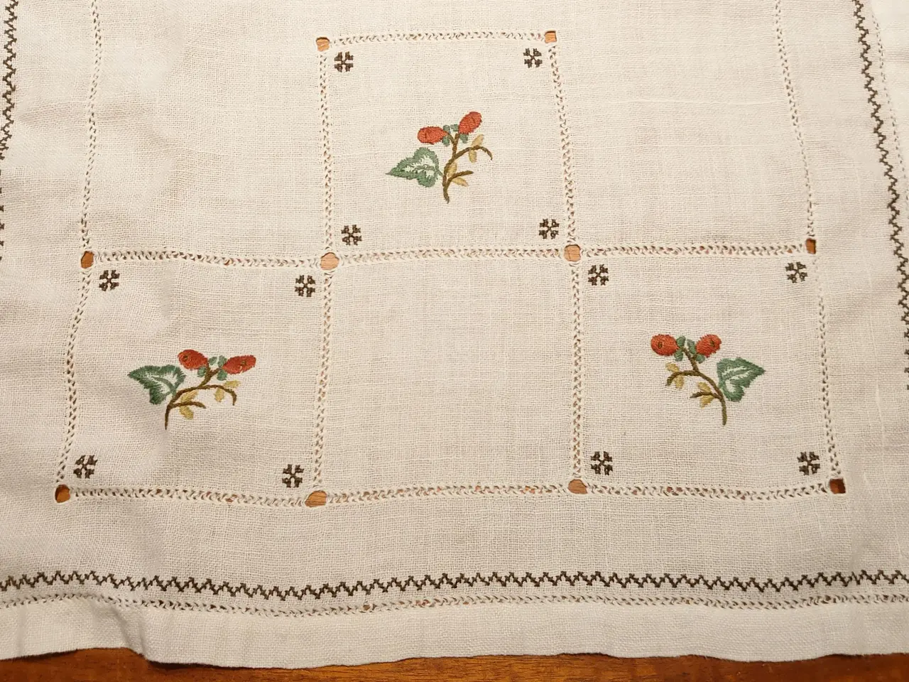 Billede 2 - Gammel bordløber med broderier. (128 x 37)cm.