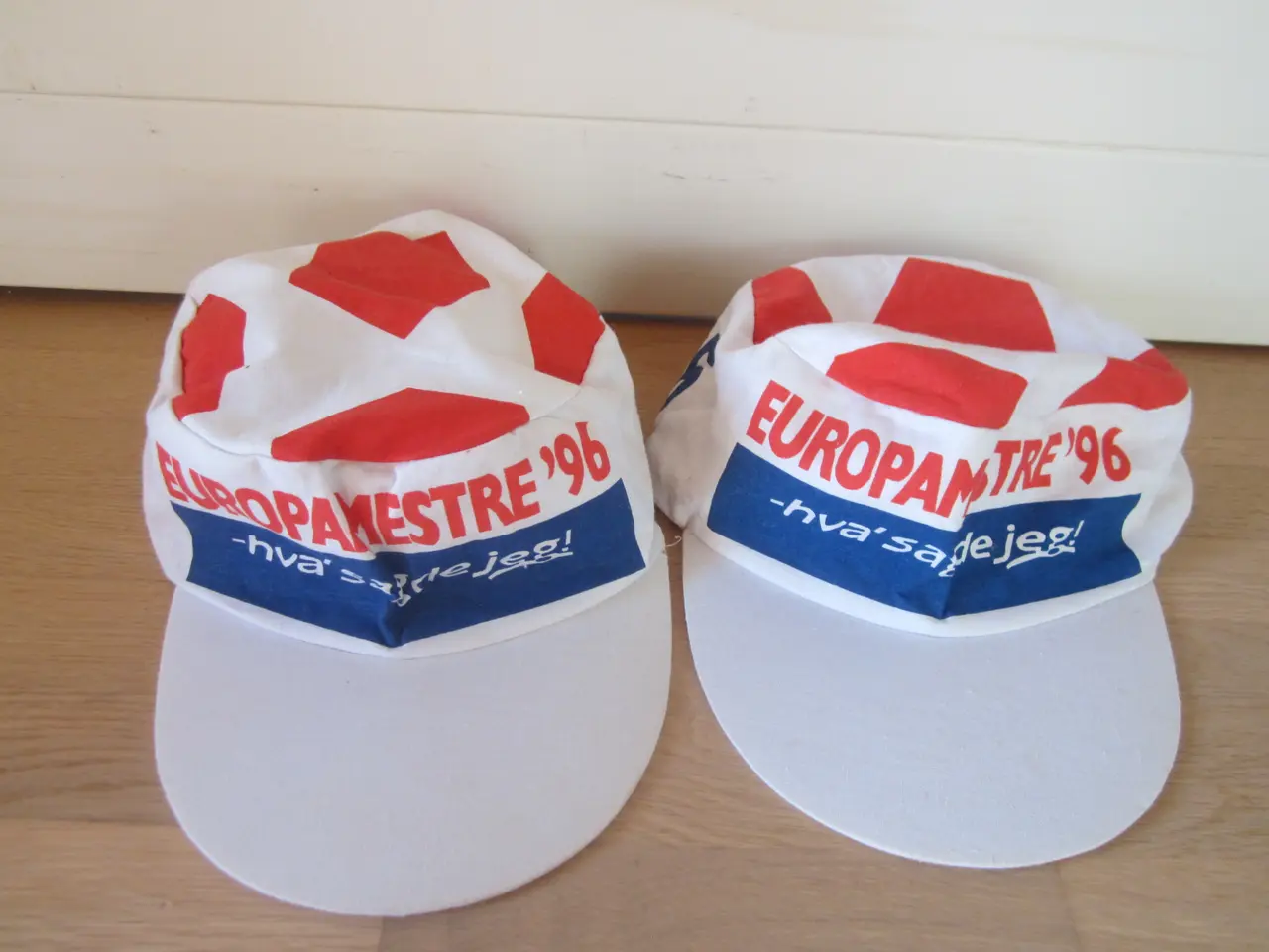 Billede 1 - 2 fine danske fodbolds kasketter fra 1996 altså 