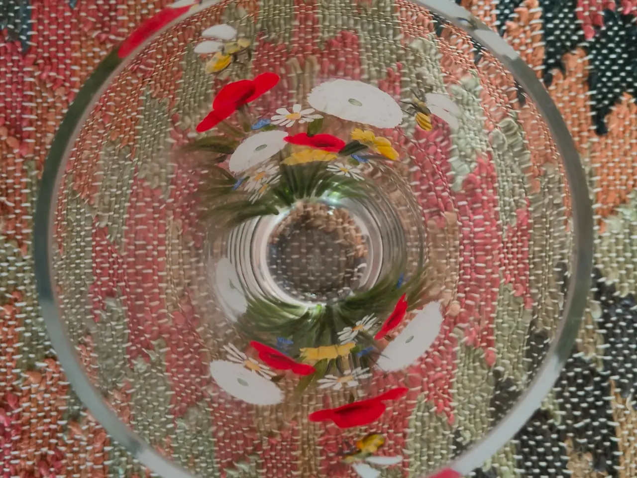 Billede 4 - Smuk, unik glasvase med håndmalede blomster & bier