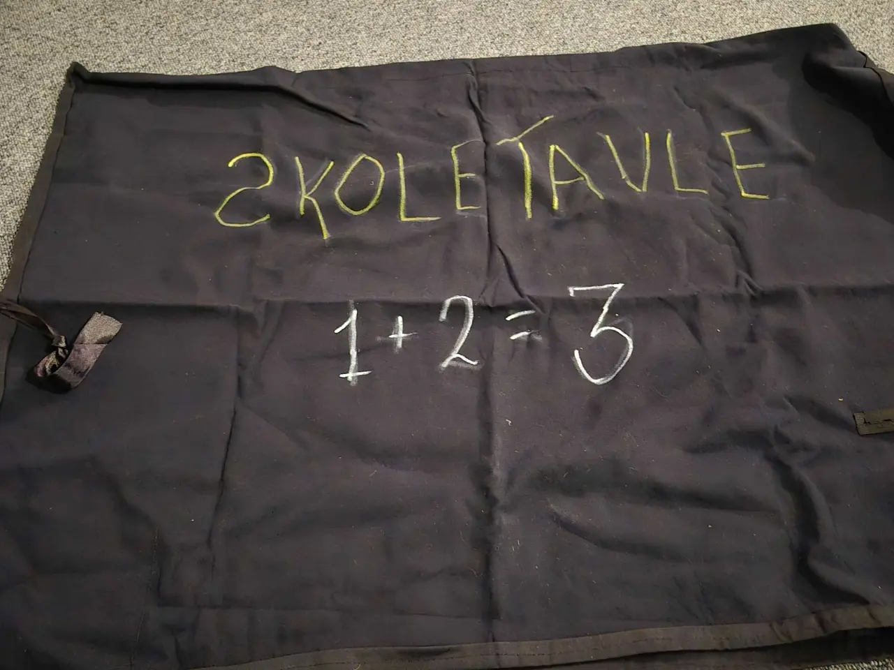 Billede 2 - Sort skole tavle kostume 57*90 cn Str onesize
