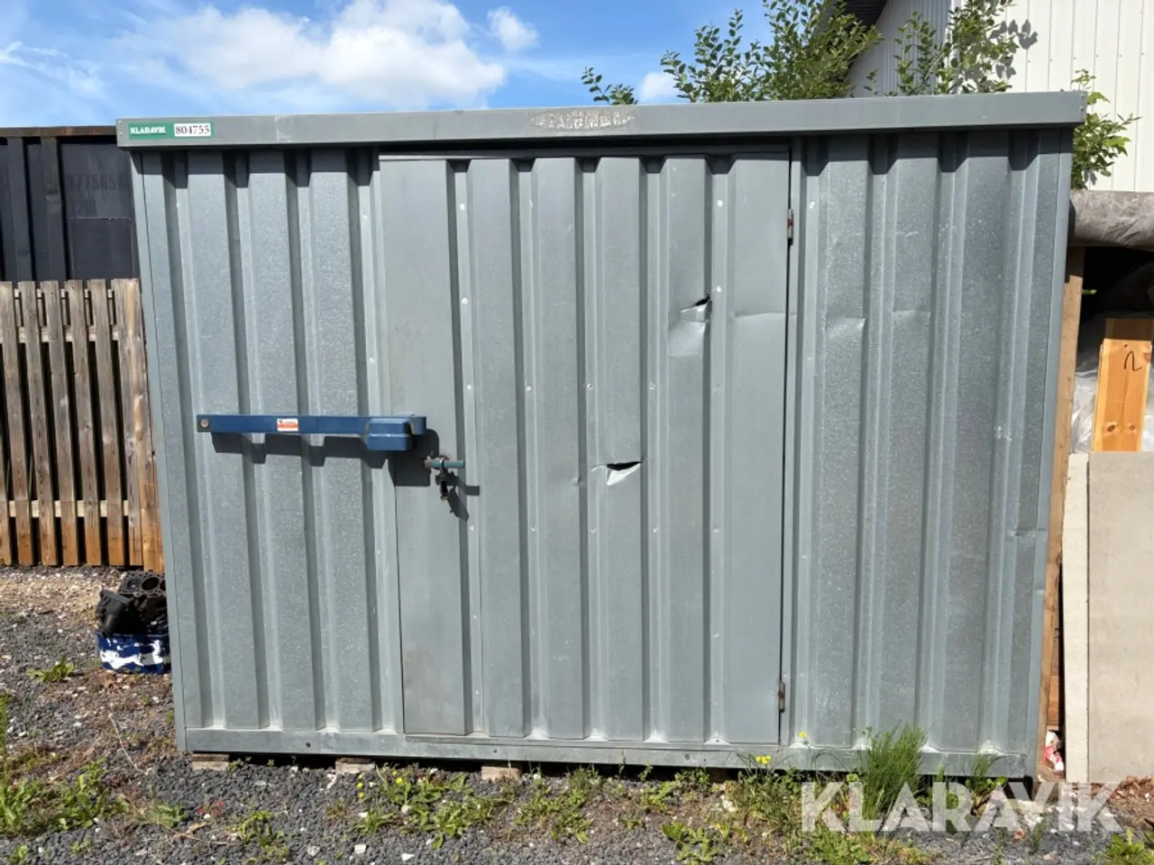 Billede 2 - Blikskur med indhold og container låsebom