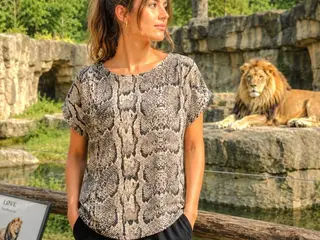 Fin t-shirt med slange-print.