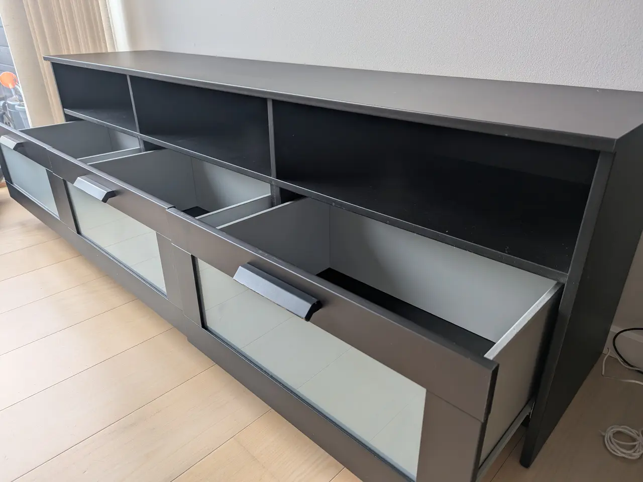 Billede 3 - Sort IKEA BRIMNES TV-bord med tre rummelige skuffe