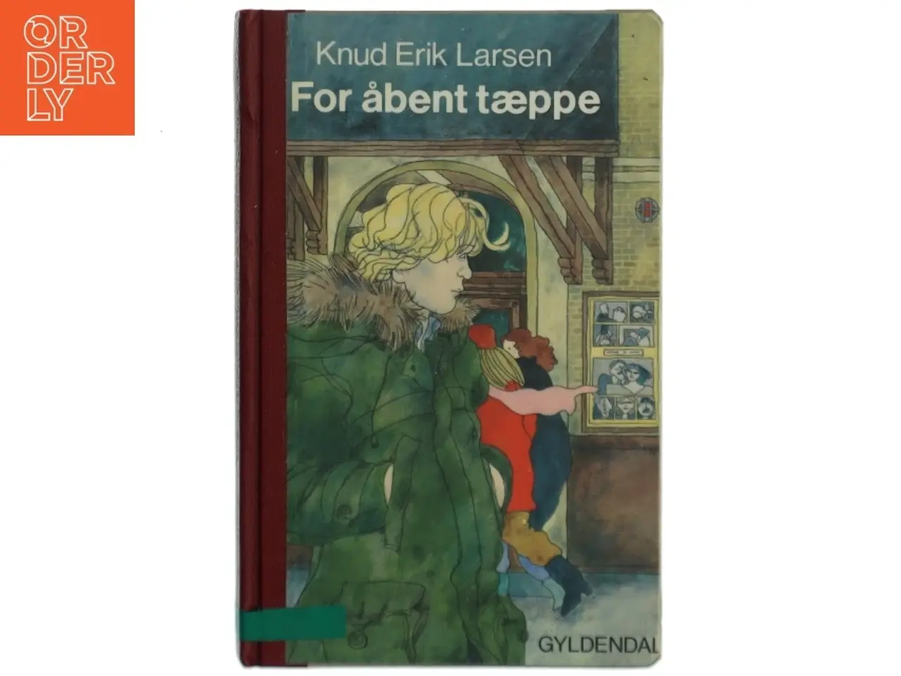 Billede 1 - For åbent tæppe af Knud Erik Larsen (Bog) fra Gyldendal
