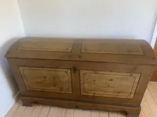 Smuk antik brudekiste