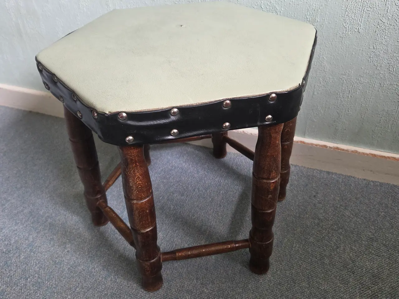 Billede 1 - Sekskantet vintage skammel med nitter