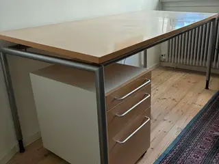 Designerskrivebord med vippefunktion.