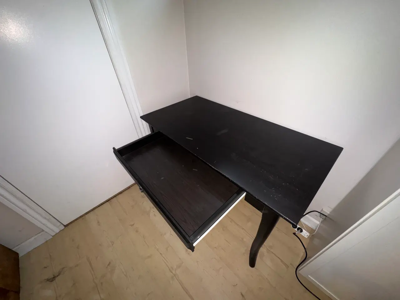 Billede 2 - Skrivebord i mørkbejdset træ