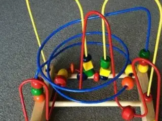 Brio træ aktivitets stativ.