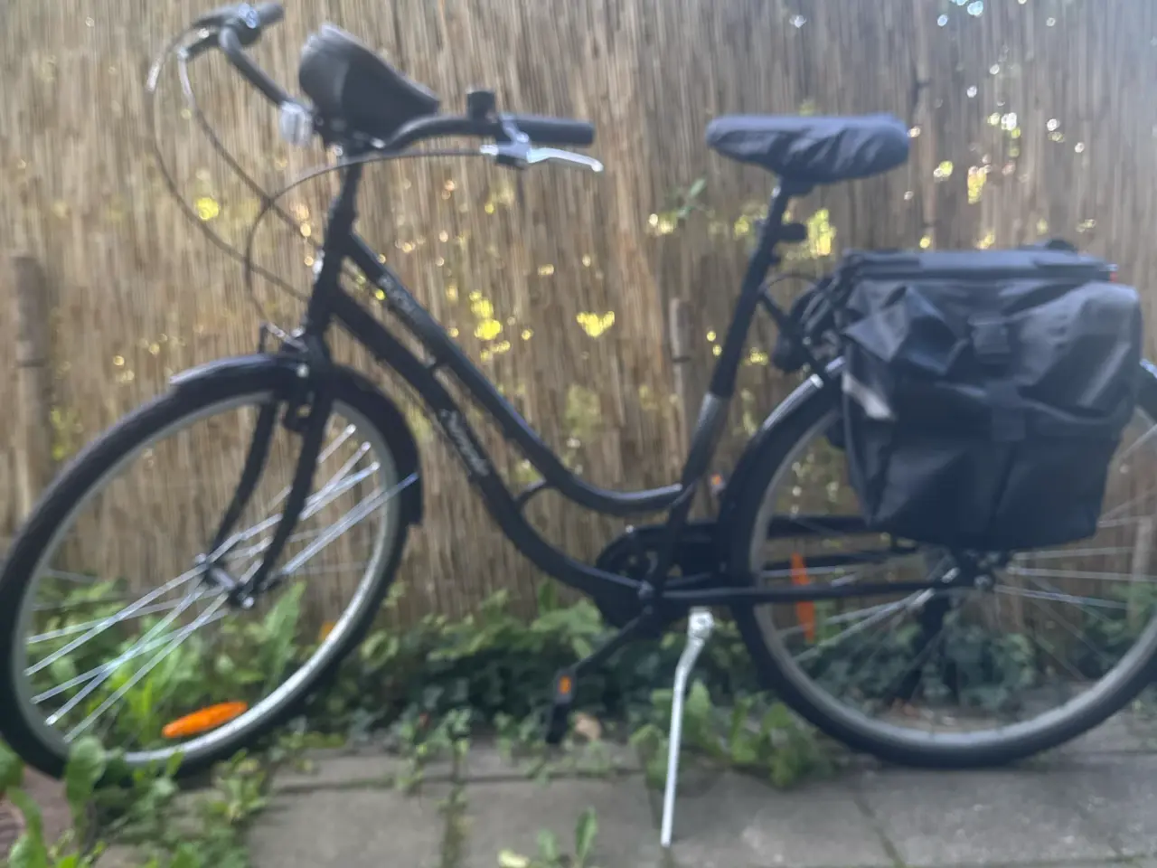 Billede 2 - Pæn cykel med cykeltasker og mobilhold