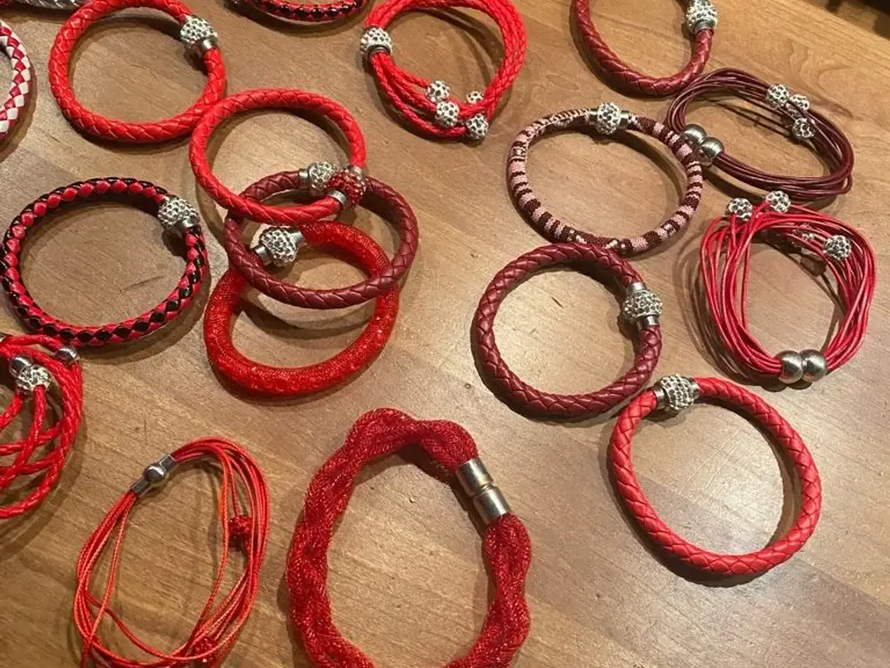 Billede 8 - Flotte røde armbånd