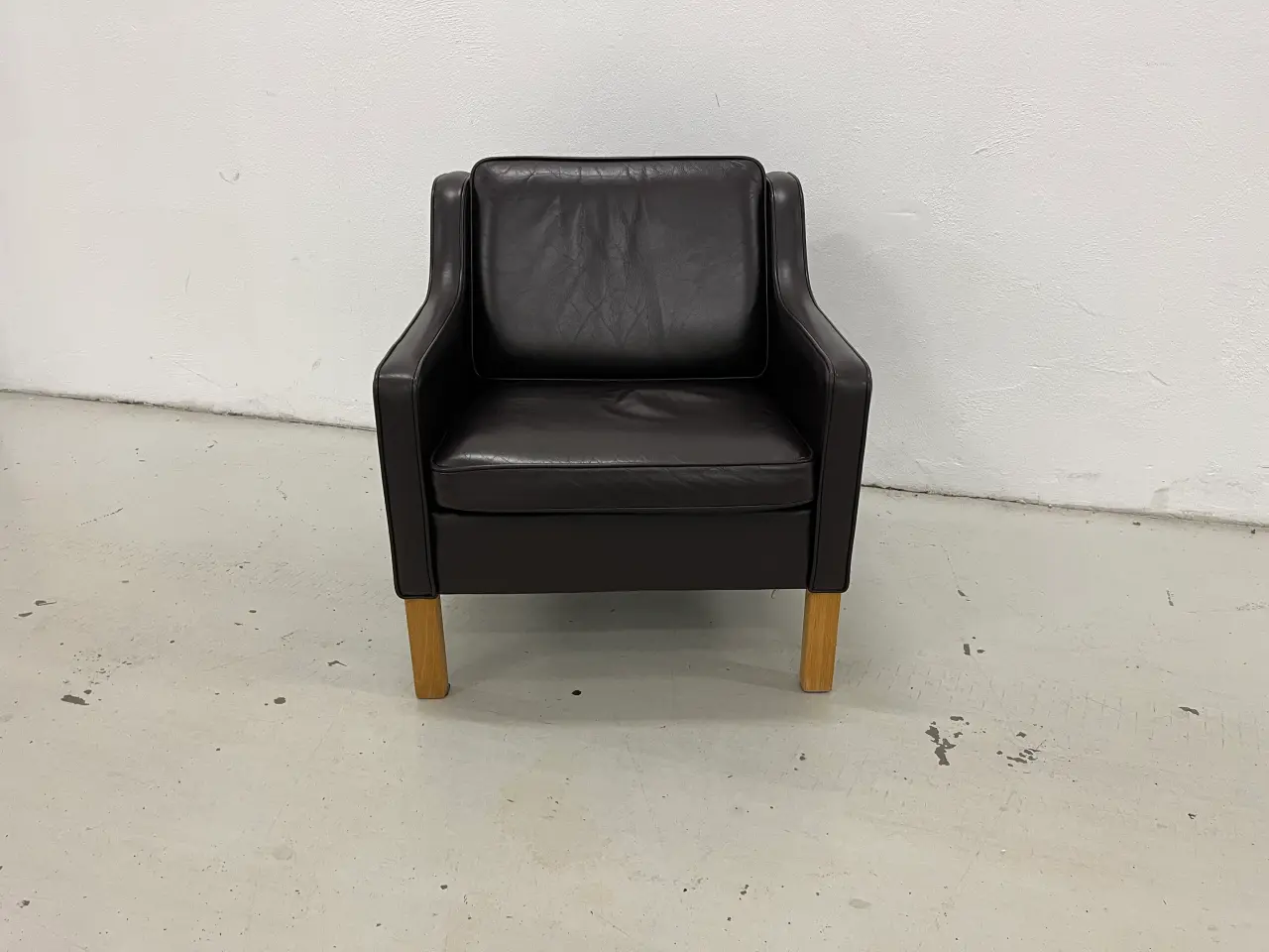 Billede 4 - Mogens Hansen MH195 lav stol i Dark Brown læder.
