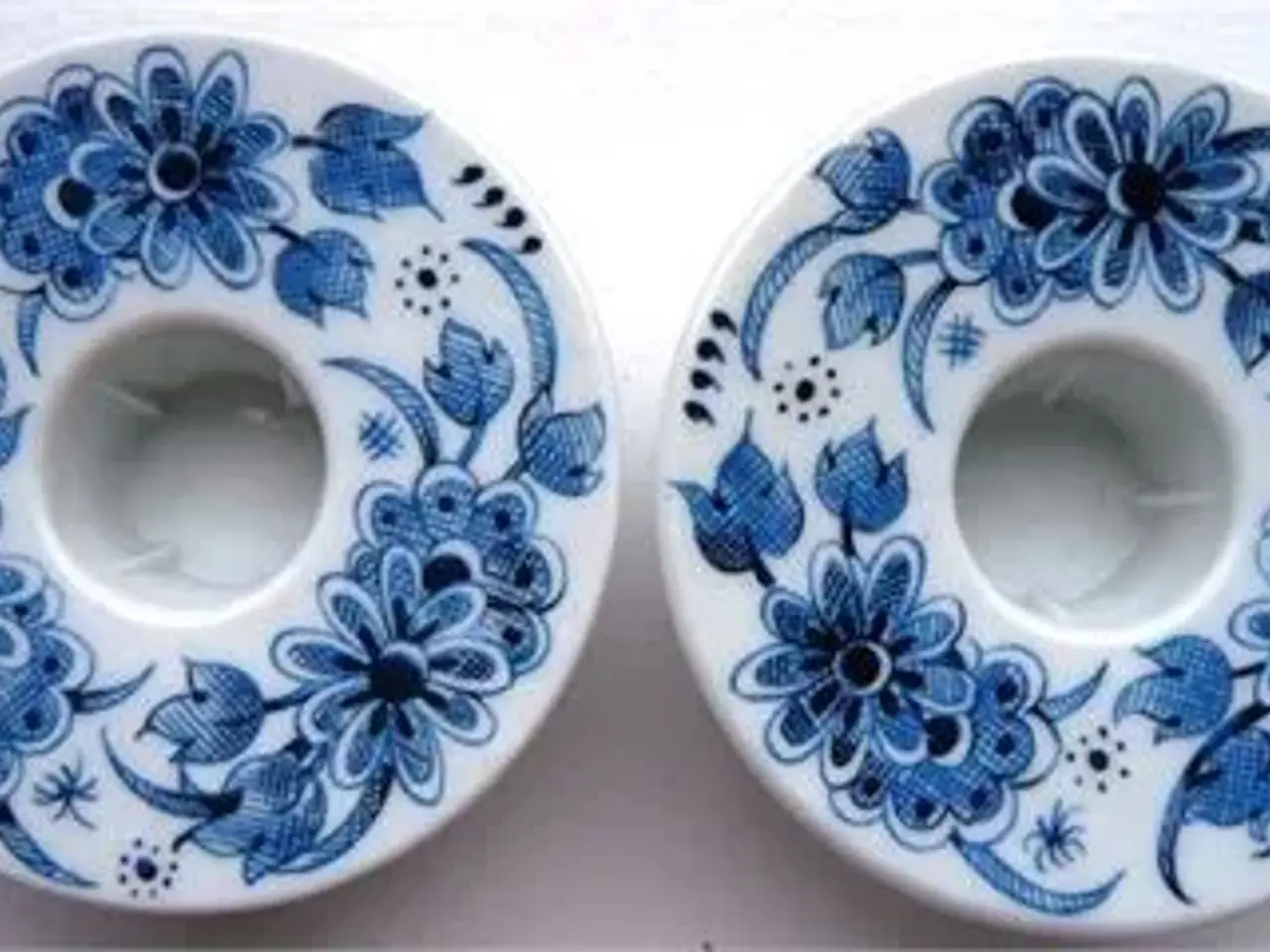 Billede 1 - PLA Søde små porcelæn lysestager med blå blomster