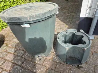Regnvandstønde og fod.