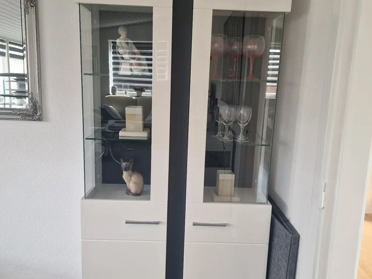 Billede 1 - Flot vitrine i hvid højglans.