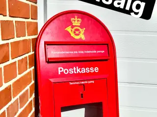 Rød postkasse front