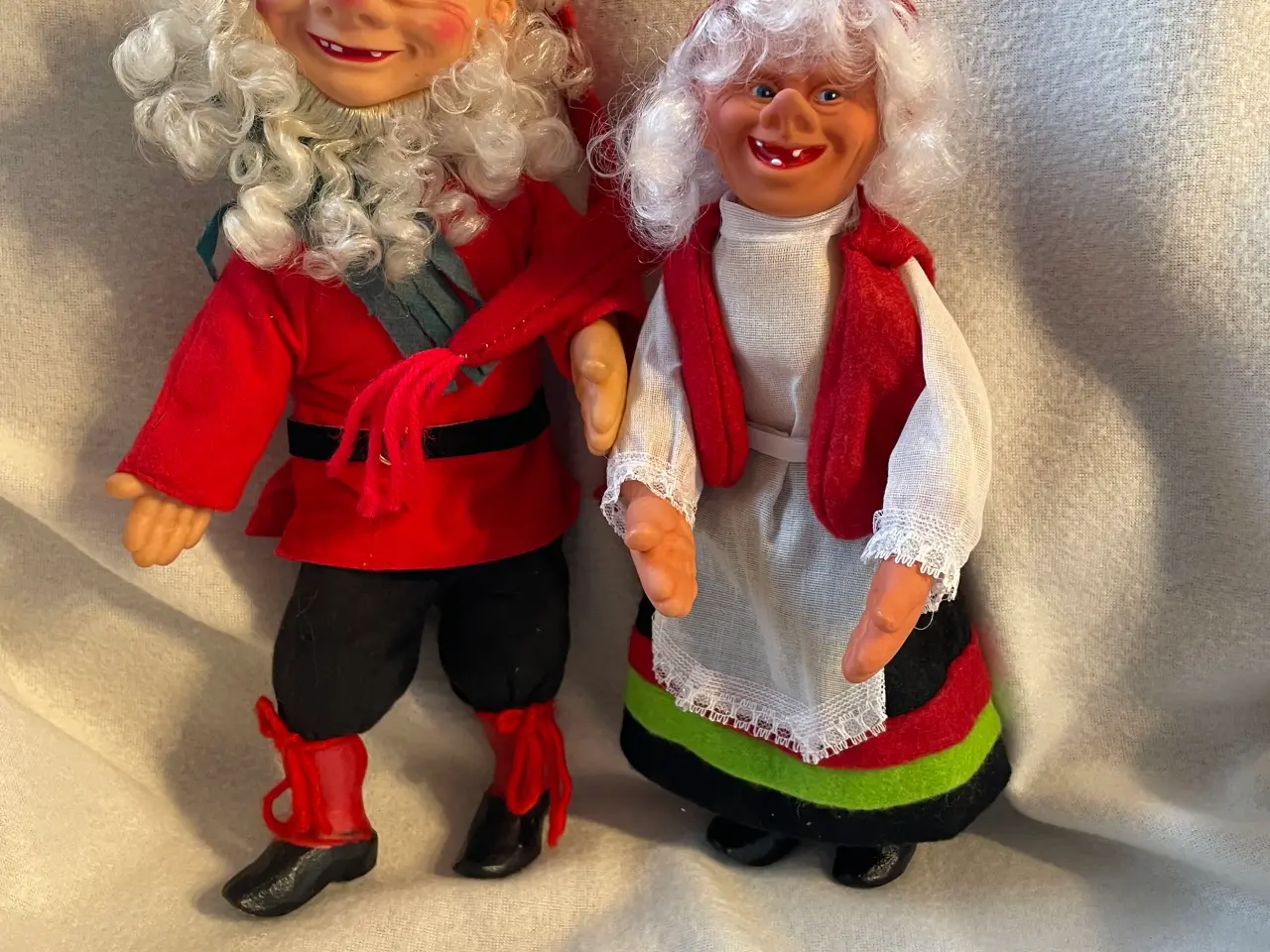 Billede 2 - Festlig gammel nissefamilie sælges