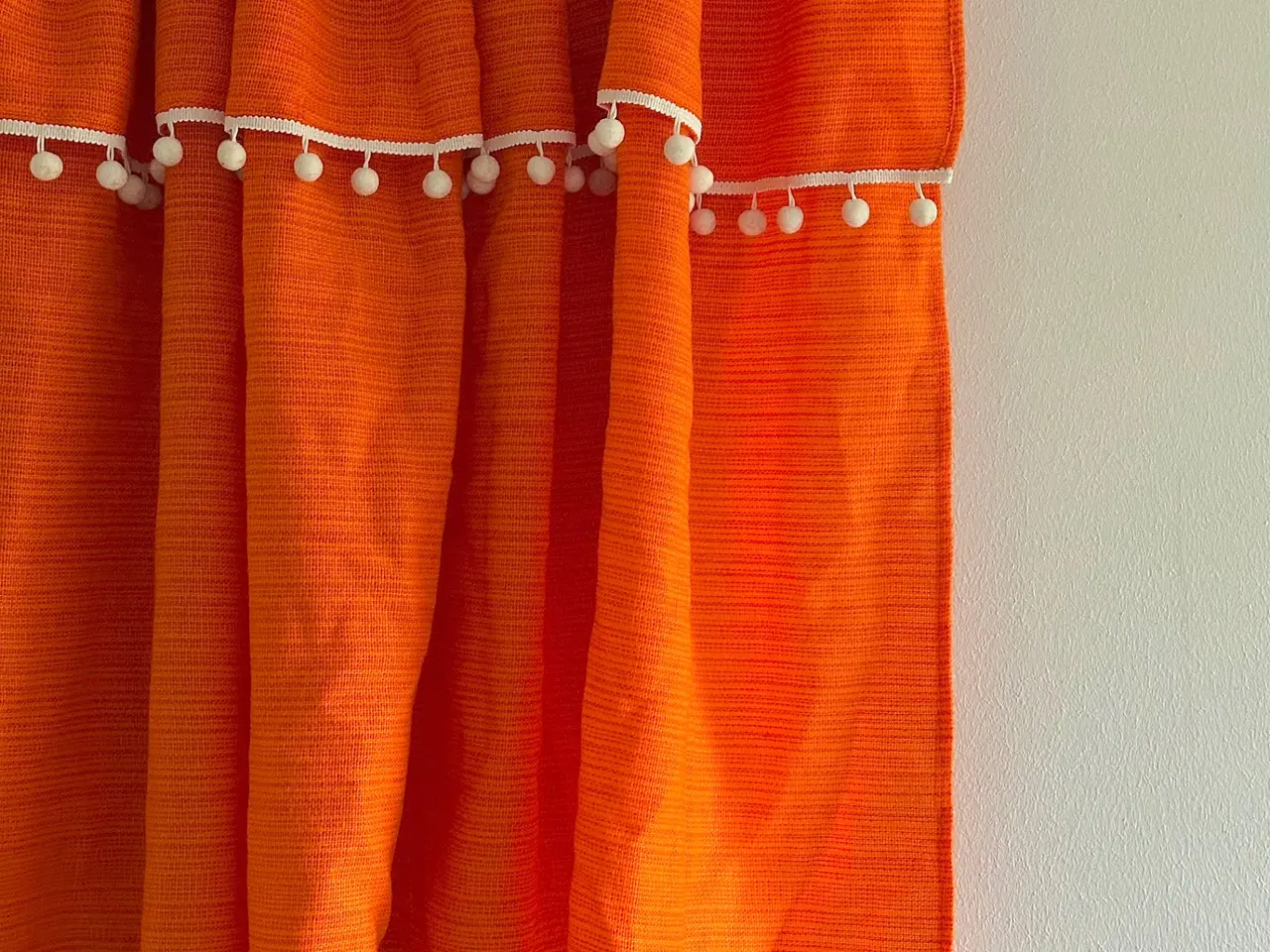 Billede 3 - Retro gardin, orange m pompom