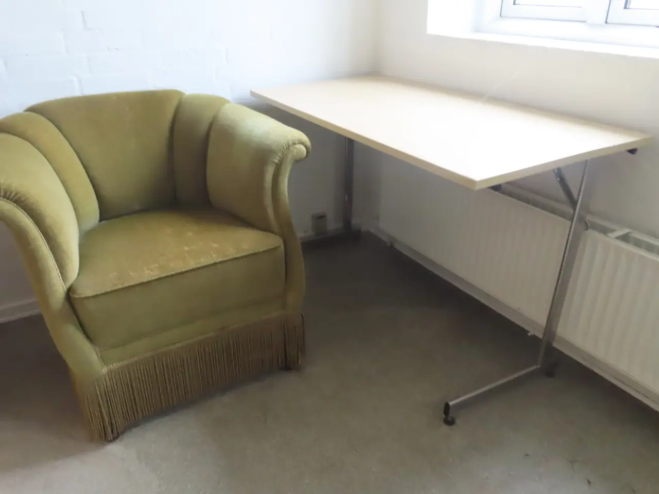Billede 2 - Indhold på værelse af bord, køjeseng, skab mv.