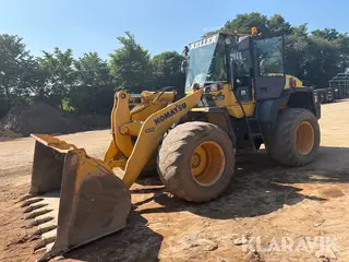 Gummiged Komatsu Wa320 med skovl