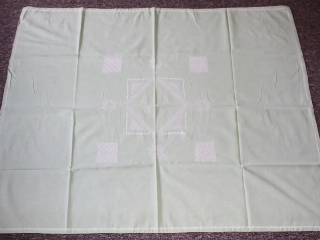 Billede 1 - Lys grøn dug med hvidt broderi, 118 x 145 cm