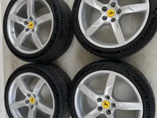 Ferrari Fælgsæt med CUP 2 dæk til Track og gade.