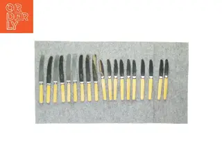 Knivsæt (19 stk.) fra Tomt (str. L:22cm og L: 24,5cm)