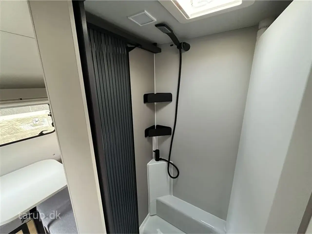 Billede 17 - 2026 - Adria Action 391 PD   Tværstillet dobbeltseng, L-siddegruppe, LED-kanallys, TV-holder,  XL-aksel, alufælge, stort køleskab, el-gulv-varme, Truma Combi 4